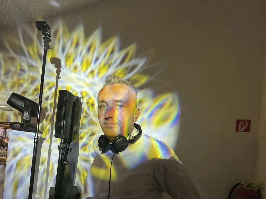 Za DJ pultom vo svetlách
