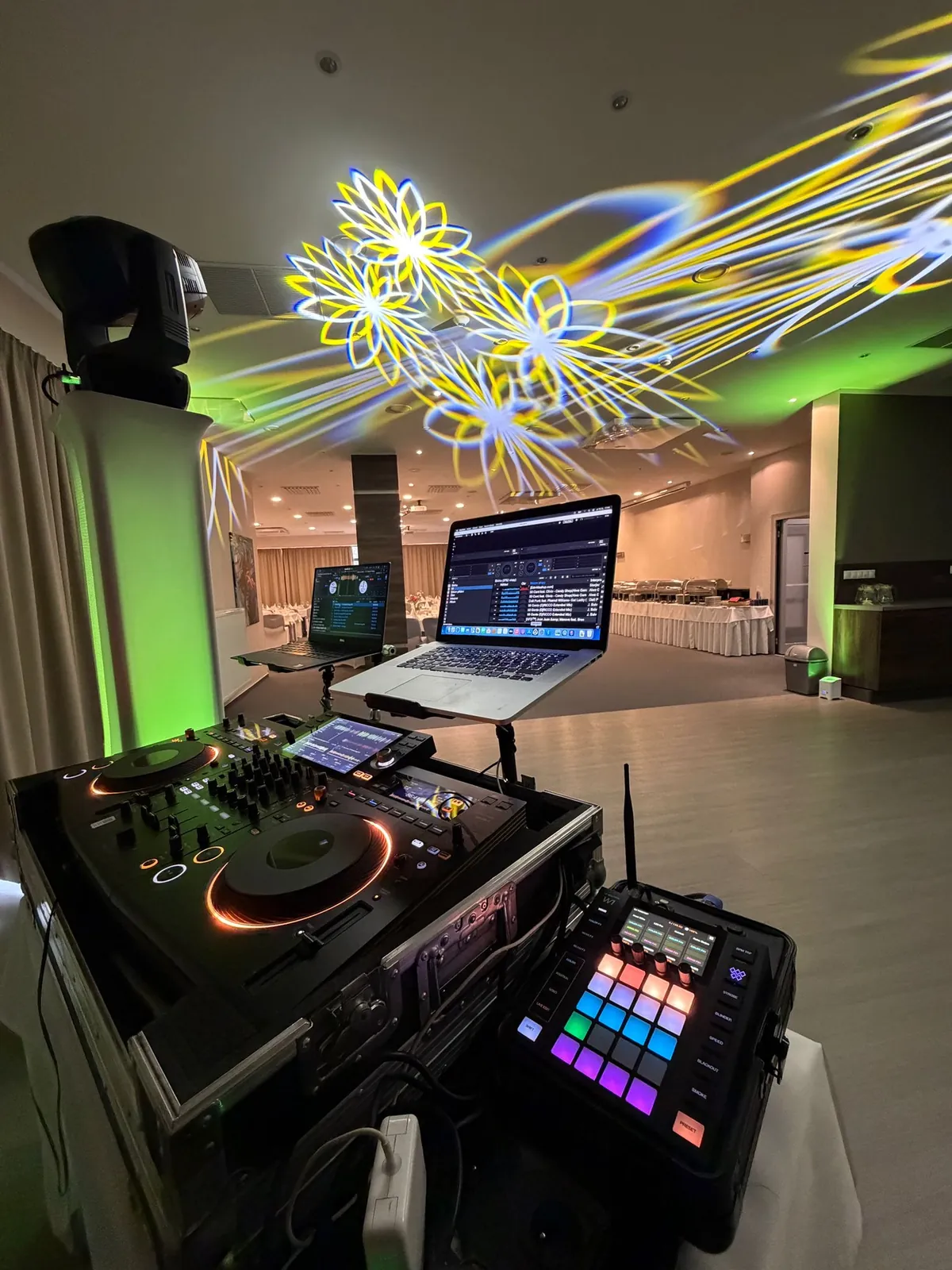 DJ pult a osvetlenie sály.